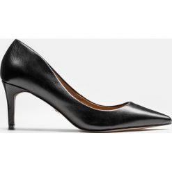 Czarne czółenka damskie. Czarne czółenka peep toe marki Kazar, ze skóry, na wysokim obcasie, na obcasie. Za 469,00 zł.