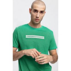 T-shirt męskiI TSM256 - zielony melanż. Zielone koszulki męskie marki 4f, m, bez wzorów, bez kołnierzyka. W wyprzedaży za 29,99 zł.