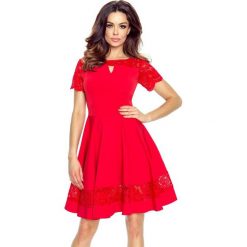 Susanna – elegancka sukienka z pęknięciem w dekolcie czerwony. Czerwone sukienki balowe marki Bergamo, w koronkowe wzory, z koronki, z krótkim rękawem, mini, dopasowane. Za 182,00 zł.