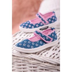Niebieskie kapcie jeansowe w kwiatki na rzep casu zc39. Niebieskie kapcie dziewczęce Casu, z jeansu. Za 39,99 zł.