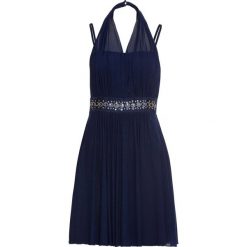 Sukienka z aplikacją ze sztrasów bonprix ciemnoniebieski. Niebieskie sukienki damskie bonprix, z aplikacjami, eleganckie, bez kołnierzyka, bez rękawów. Za 149,99 zł.
