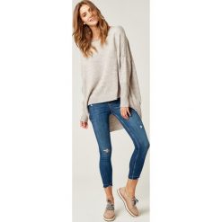Sweter oversize z dłuższym tyłem beżowy. Brązowe swetry damskie e-margeritka.pl, s, bez wzorów, z tkaniny, bez rękawów, długie, bez kaptura. Za 128,99 zł.