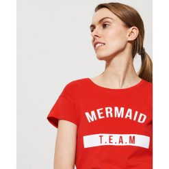 T-shirt z nadrukiem - Czerwony. Czerwone t-shirty damskie House, s, z nadrukiem, bez kołnierzyka. Za 39,99 zł.