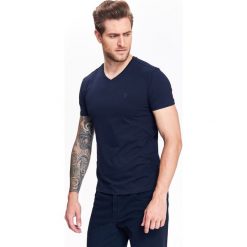 T-shirty męskie: T-SHIRT MĘSKI W SEREK Z ELASTYCZNEJ DZIANINY