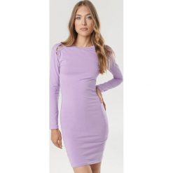 Jasnofioletowa Sukienka Vivithia. Fioletowe sukienki damskie Born2be, na lato, xl, bez wzorów, bez kołnierzyka, bez rękawów. W wyprzedaży za 49,99 zł.