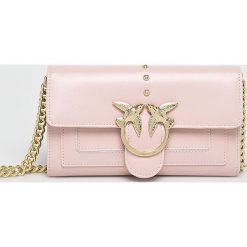 Pinko - Torebka skórzana. Czarne torebki klasyczne damskie Pinko, w paski, ze skóry, eleganckie, małe, bez dodatków. W wyprzedaży za 639,90 zł.
