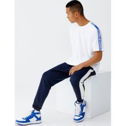 Koszulka z paskami po bokach. Niebieskie koszulki męskie Pull&Bear, m, w paski, bez kołnierzyka, z krótkim rękawem, krótkie. Za 59,90 zł.