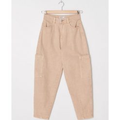 Denimowe spodnie slouchy - Beżowy. Brązowe spodnie damskie House, z jeansu. W wyprzedaży za 49,99 zł.
