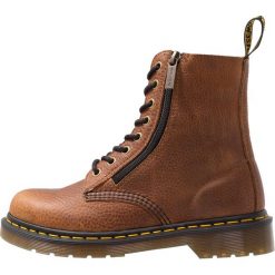 Dr. Martens 1460 PASCAL ZIP 8 EYE BOOT Botki sznurowane tan grizzly. Brązowe botki damskie skórzane marki Dr. Martens, na sznurówki. Za 739,00 zł.