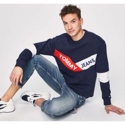 Tommy Jeans - Bluza. Niebieskie bluzy męskie Tommy Jeans, xl, z nadrukiem, z elastanu, z okrągłym kołnierzem, bez rękawów, bez kaptura. W wyprzedaży za 319,90 zł.