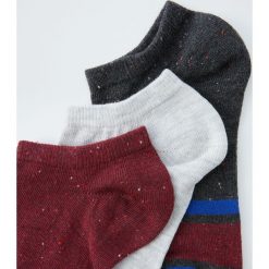 Komplet 3 par skarpetek do kostek z obszyciem. Szare skarpetki damskie Pull&Bear, bez wzorów. Za 39,90 zł.
