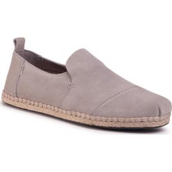 Espadryle TOMS - Deconstructed Alpargata Rope 10015035 Drizzle Grey. Szare espadryle męskie Toms, na co dzień, bez wzorów, ze skóry, klasyczne, bez zapięcia. W wyprzedaży za 279,00 zł.