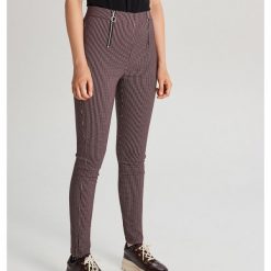 Jegginsy z zamkami - Bordowy. Czerwone jeansy damskie Cropp, bez wzorów. Za 89,99 zł.