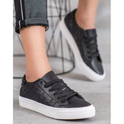 AŻurowe trampki w gwiazdki. Trampki i tenisówki damskie J. STAR, bez wzorów, ze skóry ekologicznej, bez zapięcia. Za 32,90 zł.