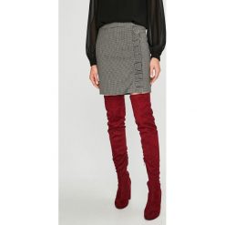 Vero Moda - Spódnica Ylva. Szare spódniczki damskie Vero Moda, na co dzień, bez wzorów, z elastanu, mini, ołówkowe. W wyprzedaży za 39,90 zł.