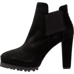 AllSaints STUDDED SARRIS Botki na obcasie matte black. Czarne botki damskie marki AllSaints, ze skóry, bez obcasa, na obcasie, bez zapięcia. Za 1049,00 zł.