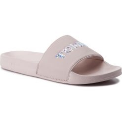 Klapki TOMMY HILFIGER - Iridescent Detail Pool Slide FW0FW04237 Silver Peony 658. Różowe klapki damskie TOMMY HILFIGER, bez wzorów, ze skóry ekologicznej, bez obcasa. Za 179,00 zł.