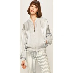 Guess Jeans - Kurtka bomber. Niebieskie kurtki damskie Guess Jeans, s, z aplikacjami, z poliesteru, krótkie, bez kaptura. W wyprzedaży za 449,90 zł.