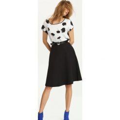 T-SHIRT KRÓTKI RĘKAW DAMSKI W KWIATY. Czarne t-shirty damskie Top Secret, w kwiaty, biznesowe, z kontrastowym kołnierzykiem. W wyprzedaży za 39,99 zł.