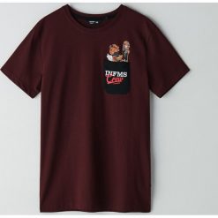 Koszulka z nadrukiem na plecach - Bordowy. Czerwone koszulki męskie Cropp, xl, z nadrukiem, z dekoltem na plecach, bez rękawów. Za 39,99 zł.