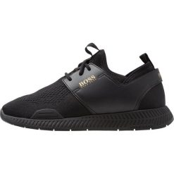 BOSS ATHLEISURE TITANIUM RUNN ACT Sneakersy niskie black. Czarne trampki męskie BOSS Athleisure, bez wzorów, z tworzywa sztucznego, bez zapięcia. Za 799,00 zł.