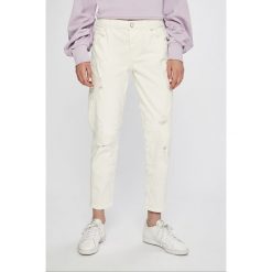 Guess Jeans - Jeansy Vanille. Białe jeansy damskie Guess Jeans, z obniżonym stanem. W wyprzedaży za 229,90 zł.