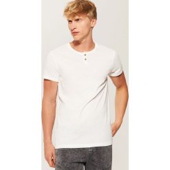 T-shirty męskie: Gładki t-shirt z guzikami - Kremowy
