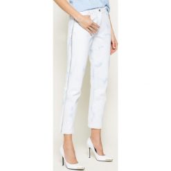 Jeansy Regular Fit Patrizia Pepe 8J0926/A6E6-C792. Białe jeansy damskie Patrizia Pepe. W wyprzedaży za 799,00 zł.