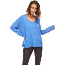 Sweter w kolorze niebieskim. Niebieskie swetry damskie L'étoile du cachemire, bez wzorów, z kaszmiru, klasyczne, bez rękawów, bez kaptura. W wyprzedaży za 129,95 zł.
