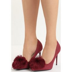 Bordowe Szpilki Pompom Girl. Czerwone szpilki marki Born2be, bez wzorów, ze szpiczastym noskiem, na wysokim obcasie, na szpilce, bez zapięcia. Za 89,99 zł.