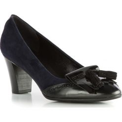 Buty damskie. Niebieskie czółenka damskie Wittchen, do pracy, bez wzorów, ze skóry, bez obcasa. W wyprzedaży za 359,90 zł.