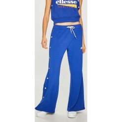 Ellesse - Spodnie. Niebieskie spodnie damskie Ellesse, bez wzorów, z bawełny, casualowe. W wyprzedaży za 99,90 zł.