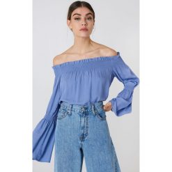 NA-KD Boho Top Shirred Frill - Blue. Niebieskie topy damskie marki NA-KD Boho, bez wzorów, z wiskozy, bez kołnierzyka. W wyprzedaży za 60,97 zł.