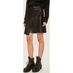 Answear - Spódnica. Czarne spódniczki damskie ANSWEAR, na co dzień, s, bez wzorów, z elastanu, casualowe, mini, rozkloszowane. W wyprzedaży za 69,90 zł.