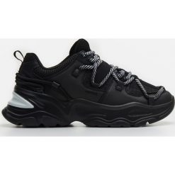 Sneakersy z kontrastującymi sznurówkami - Czarny. Czarne sneakersy damskie Cropp. Za 159,99 zł.