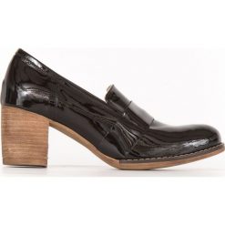 Lakierowane półbuty na 6 cm słupku - skóra naturalna - model 250 - kolor czarny lakier. Czarne półbuty damskie Zapato, bez wzorów, ze skóry, bez obcasa, na słupku, bez zapięcia. Za 319,00 zł.