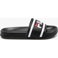 Fila - Klapki. Czarne klapki damskie Fila, bez wzorów, z gumy, bez obcasa, na płaskiej podeszwie. W wyprzedaży za 59,90 zł.