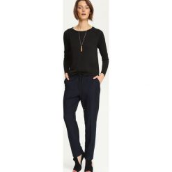 SWETER DŁUGI RĘKAW DAMSKI KLASYCZNY. Czarne swetry damskie Top Secret, bez wzorów, z dzianiny, eleganckie, z długim rękawem, długie, bez kaptura. W wyprzedaży za 29,99 zł.
