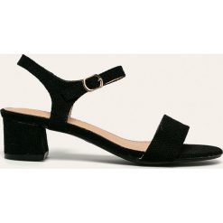 Answear - Sandały Chc Shoes. Czarne sandały damskie ANSWEAR, bez wzorów, z materiału, bez obcasa, na obcasie, na klamry. W wyprzedaży za 59,90 zł.