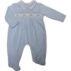 Śpioszki "Cars" w kolorze błękitnym. Niebieskie śpiochy niemowlęce Just Too Cute, z haftami. W wyprzedaży za 42,95 zł.