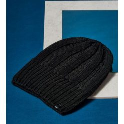 CZAPKA MĘSKA. Czarne czapki męskie marki Top Secret, na zimę, bez wzorów, z dzianiny. W wyprzedaży za 14,99 zł.