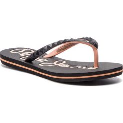 Japonki PEPE JEANS - Rake Studs PLS70059 Black 999. Czarne klapki damskie Pepe Jeans, bez wzorów, z jeansu, bez obcasa. W wyprzedaży za 79,00 zł.