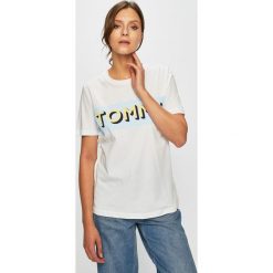 Tommy Hilfiger - Top. Białe bluzki damskie TOMMY HILFIGER, s, z nadrukiem, z bawełny, z okrągłym kołnierzem. W wyprzedaży za 129,90 zł.