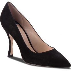 Szpilki STUART WEITZMAN - Tippi 95 YL96060 Black Suede. Czarne półbuty damskie marki Stuart Weitzman, bez wzorów, ze skóry, ze szpiczastym noskiem, bez obcasa, na obcasie, bez zapięcia. Za 1709,00 zł.