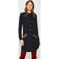 Desigual - Sukienka. Sukienki małe czarne Desigual, na co dzień, z tkaniny, casualowe, z krótkim rękawem, proste. W wyprzedaży za 399,90 zł.