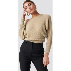 NA-KD Dzianinowy sweter z odkrytymi ramionami - Beige. Brązowe swetry damskie NA-KD, bez wzorów, z bawełny, bez rękawów, bez kaptura. Za 121,95 zł.