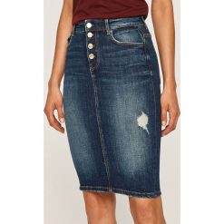 Guess Jeans - Spódnica jeansowa. Niebieskie spódniczki damskie Guess Jeans, na co dzień, z aplikacjami, z elastanu, casualowe, midi, proste. W wyprzedaży za 259,90 zł.