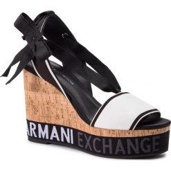 Sandały ARMANI EXCHANGE - XDP006 XV129 D611 White/Black. Czarne klapki damskie marki Armani Exchange, bez wzorów, ze skóry ekologicznej, bez obcasa, na obcasie. Za 559,00 zł.