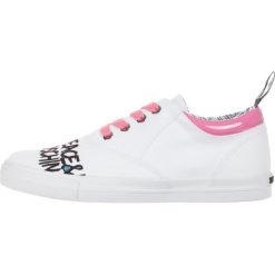 Love Moschino Tenisówki Biały. Białe trampki i tenisówki damskie Love Moschino, bez wzorów, z materiału, bez zapięcia. Za 791,95 zł.