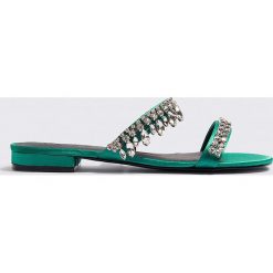NA-KD Shoes Sandały ze zdobieniami - Green. Zielone sandały damskie NA-KD Shoes, z aplikacjami, na niskim obcasie, na obcasie, bez zapięcia. W wyprzedaży za 80,97 zł.